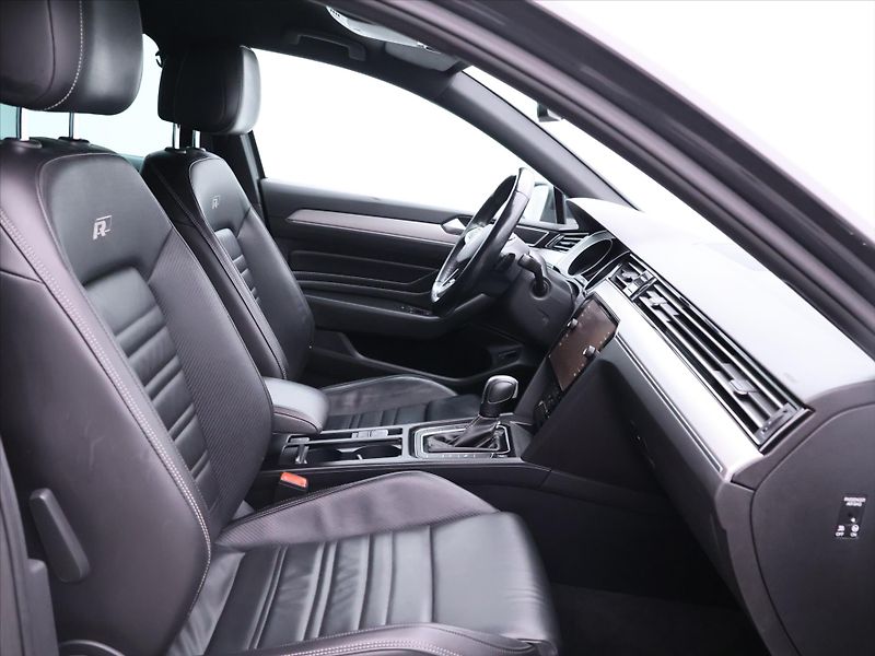 Volkswagen Passat R-line 2,0 TDI 140kW DSG CZ DP - fotka 12 z 32