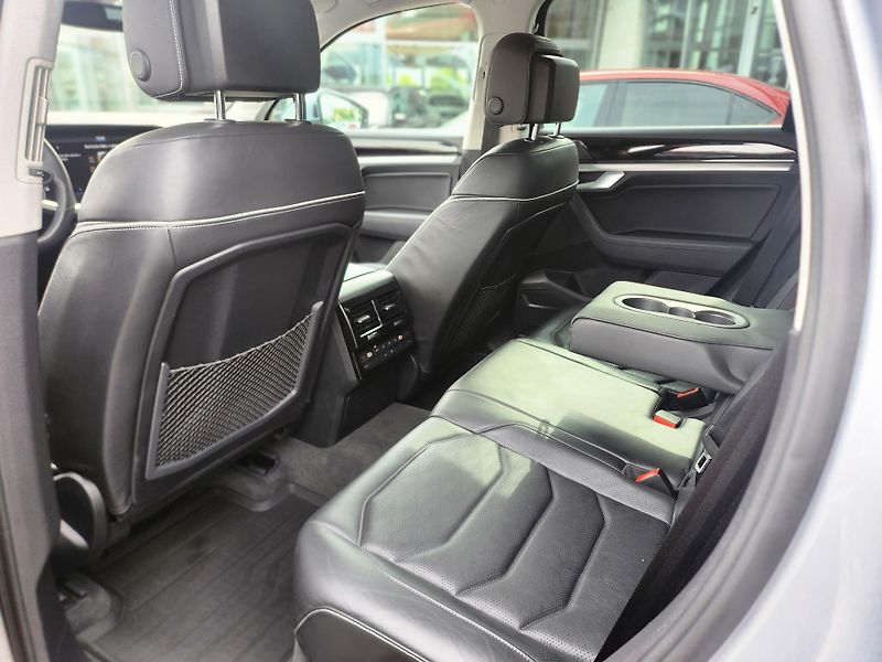 Volkswagen Touareg Elegance 3.0TDi 210kW A8 4x4 - fotka 23 z 27
