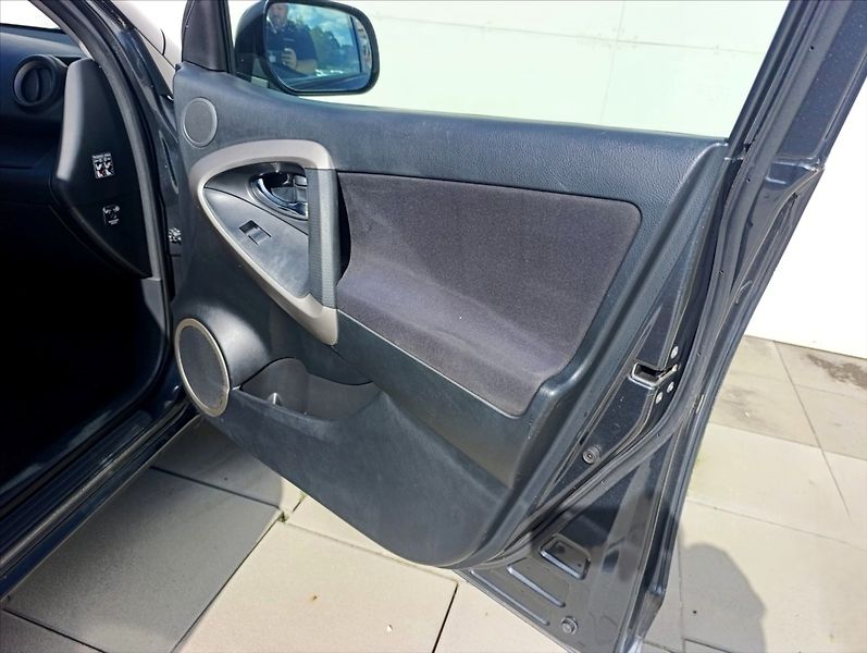 Toyota RAV4 2,2 D-4D 4x4 Aut.klimatizace - fotka 25 z 32
