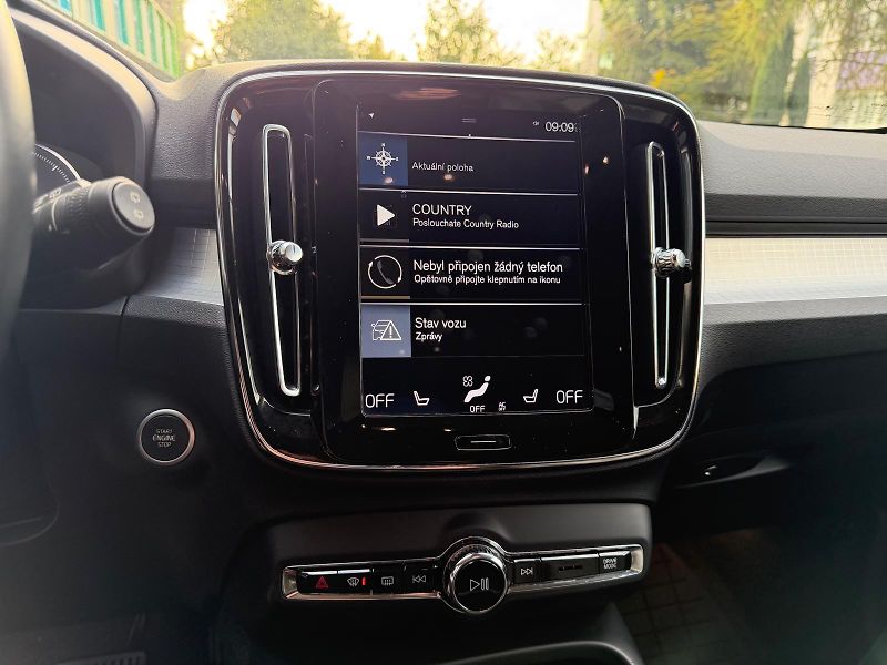 Volvo XC40 2,0 D D4 AWD Momentum - fotka 26 z 33