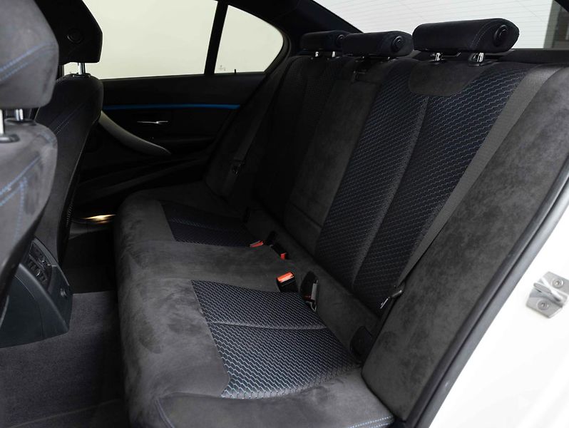 BMW Řada 3 320d xDrive Limousine - fotka 20 z 20