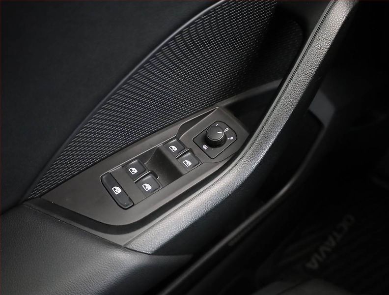 Škoda Octavia (2023) Ambition 2.0 TDI, ČR,1.maj - fotka 12 z 16
