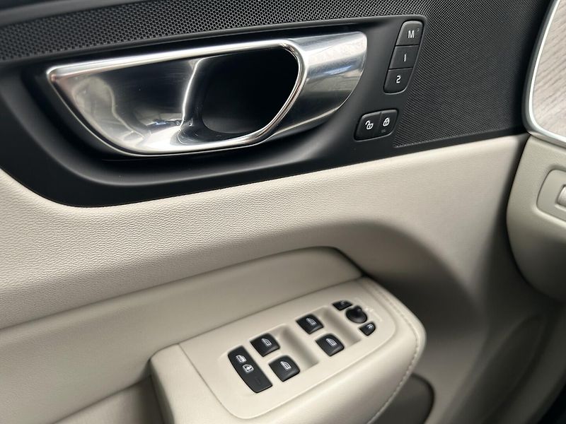 Volvo XC60 2.0 B5 4x4 Inscription - fotka 30 z 38