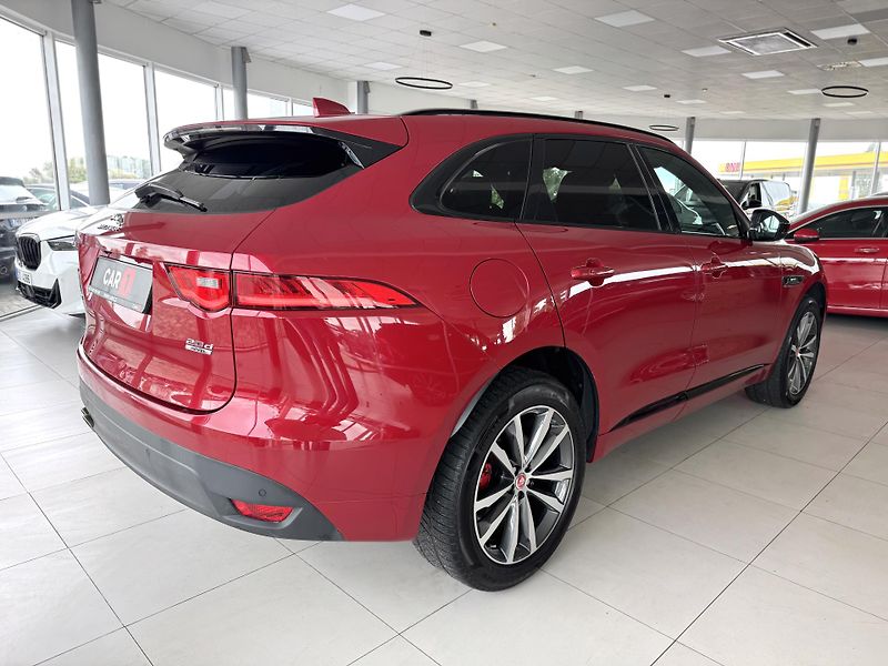 Jaguar F-Pace 20d AWD*AUT*R-SPORT*LED*Panora - fotka 5 z 39