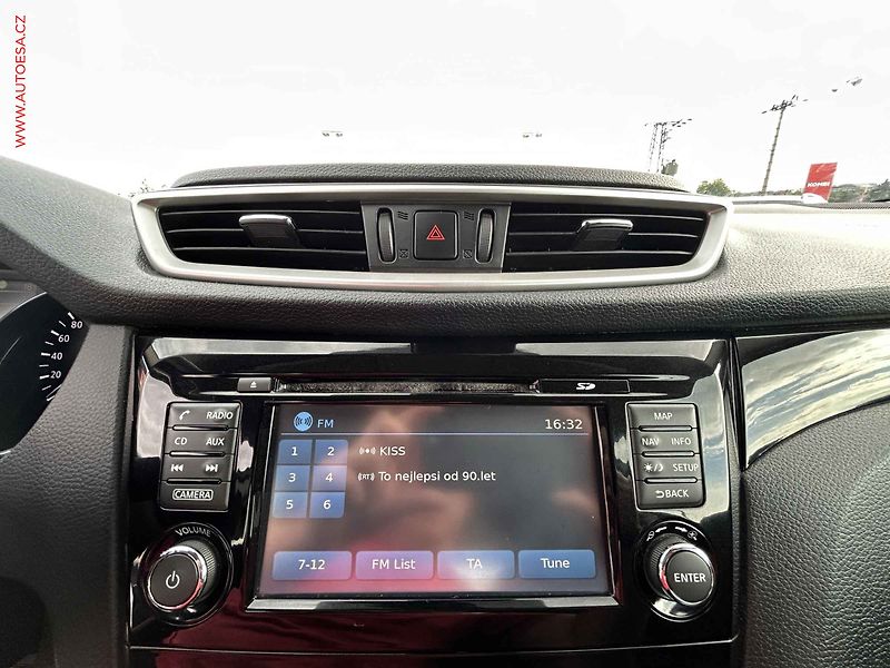 Nissan Qashqai (2014) 1.2 DiG-T, AC, park. kamera - fotka 16 z 20