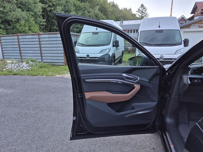 Audi e-tron 55 QUATTRO 300kw S LINE SOH92% - fotka 34 z 44