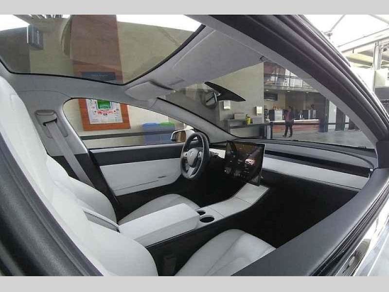 Tesla Model 3.