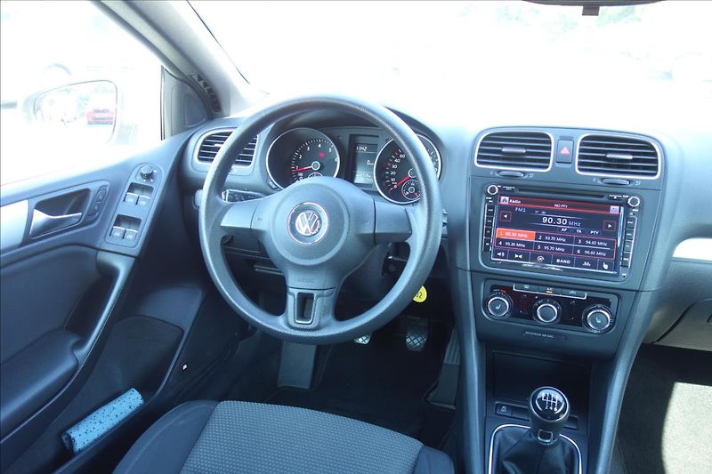 Volkswagen Golf 1,2 TSi 77KW, SERVISNÍ KNIHA. - fotka 22 z 48