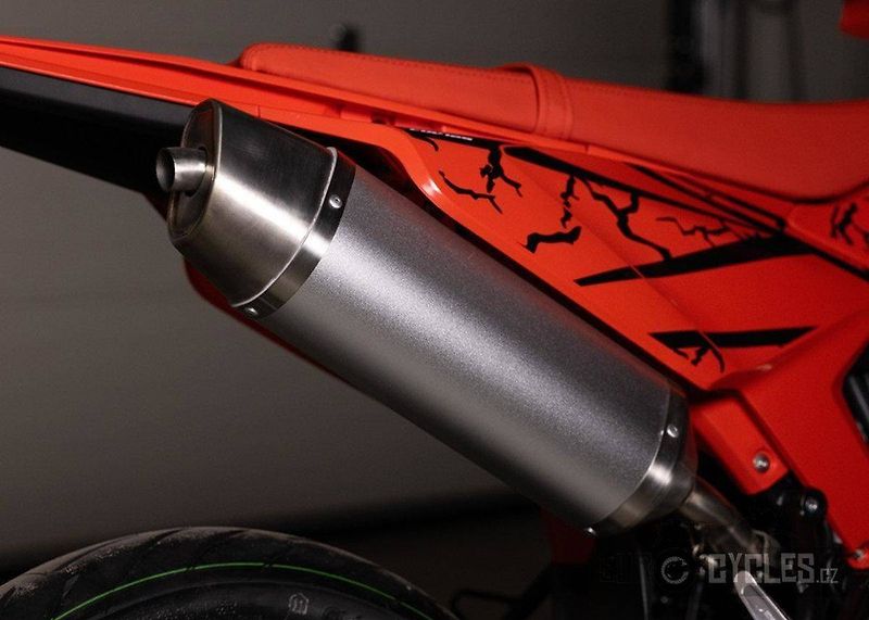 QJ Motor (2026) COV 125 Super Motard - Skladem - fotka 10 z 18