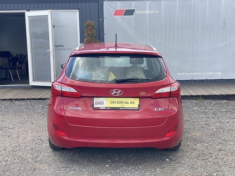 Hyundai i30 1.6i, ČR, manual, 2x kola - fotka 6 z 14