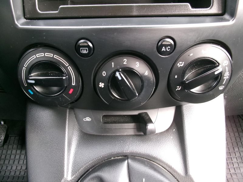 Mazda 2 (2008) 1,3i KLIMA WEBASTO - fotka 20 z 29