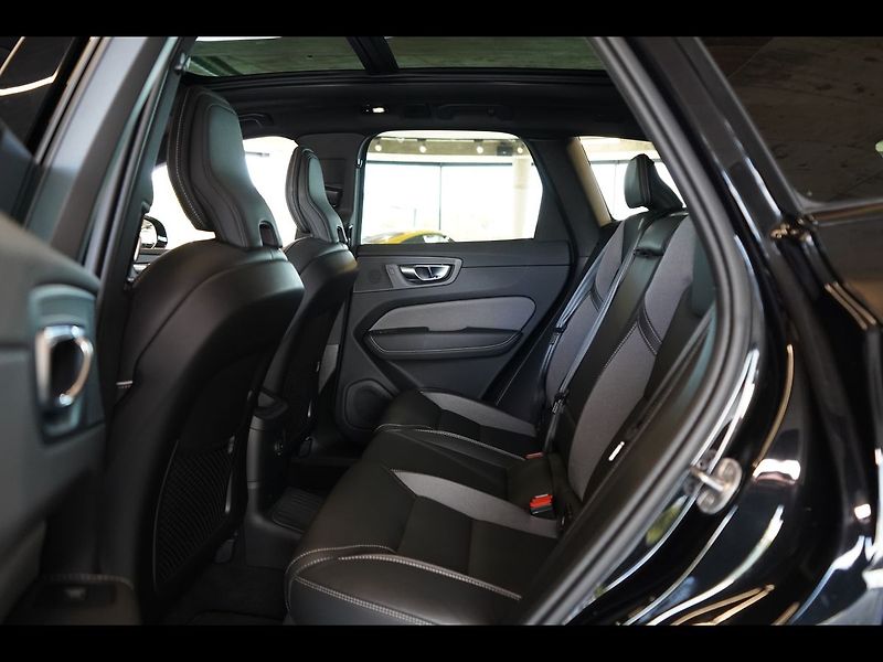 Volvo XC60 T8 PLUS Black Edition, 360°,HK - fotka 43 z 47