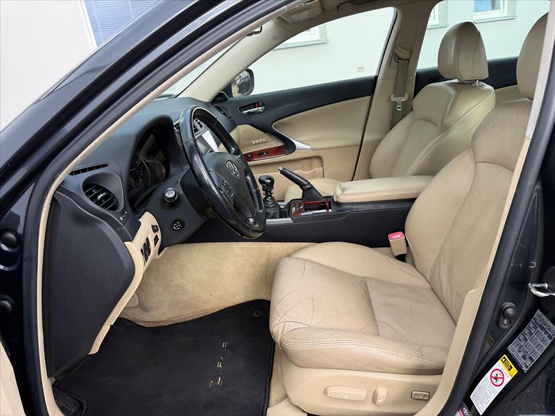 Lexus IS 220d 2,2 - fotka 7 z 20