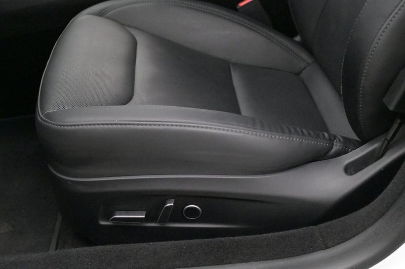 Tesla Model 3 Long Range AWD Highland - fotka 9 z 22
