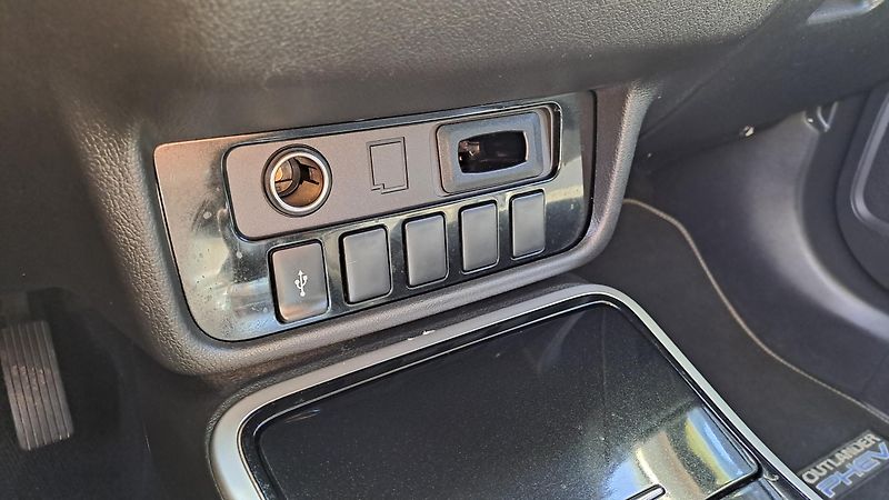 Mitsubishi Outlander 2.4 PHEV 4WD Business - fotka 27 z 28
