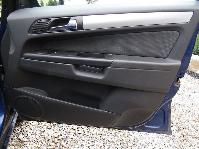 Opel Zafira (2005) 1.6 16V  7 MÍST - fotka 26 z 35