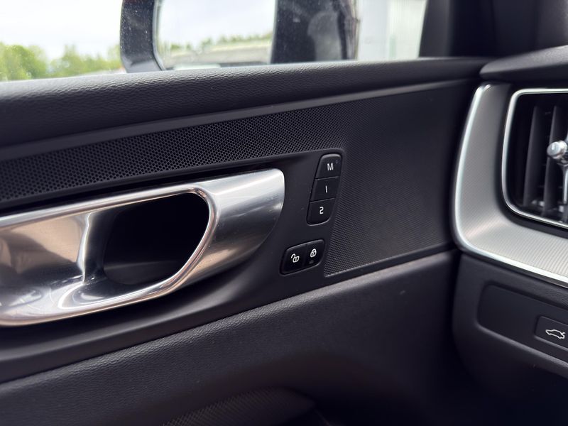 Volvo XC60 B5 AWD (benzín) // PLUS DARK - fotka 24 z 48