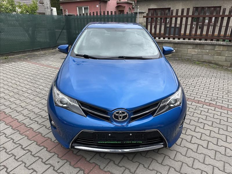 Toyota Auris 1,6 EXCLUSIVE - fotka 12 z 28