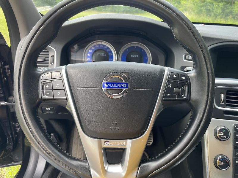 Volvo V60 (2011) Volvo V60 2,4 D5 AWD, R-Design - fotka 6 z 36