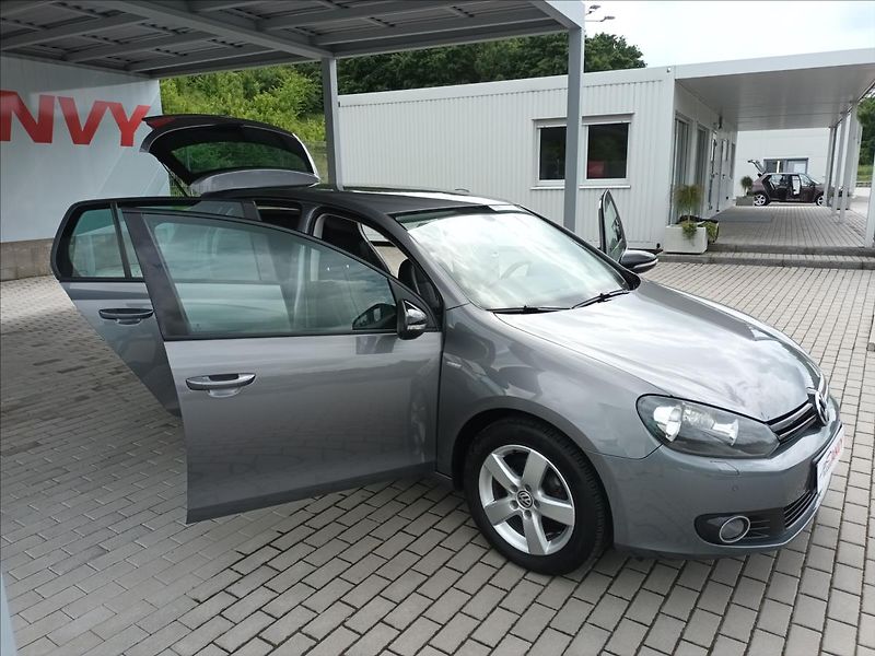 Volkswagen Golf 1,2 TSI,SERVIS,VÝHŘEV,PARKING - fotka 9 z 44