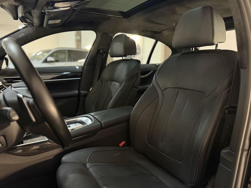 BMW Řada 7 BMW 740d xDrive M-Paket CZ - fotka 17 z 50
