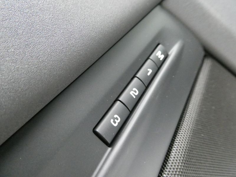 Land Rover Range Rover Evoque 1,5 Dynamic SE P270e - fotka 13 z 37