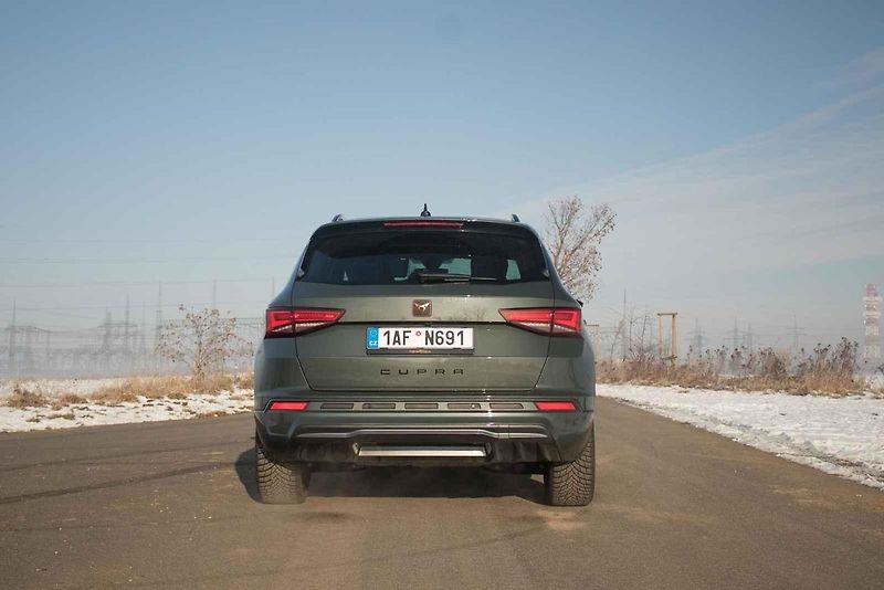 Zvenčí má sportovní šmrnc a sexy detaily, uvnitř však Cupra Ateca neopustila praktičnost rodinného SUV.