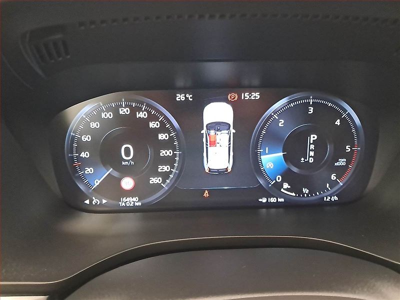 Volvo XC60 (2017) R-Design D4 AWD - fotka 11 z 24