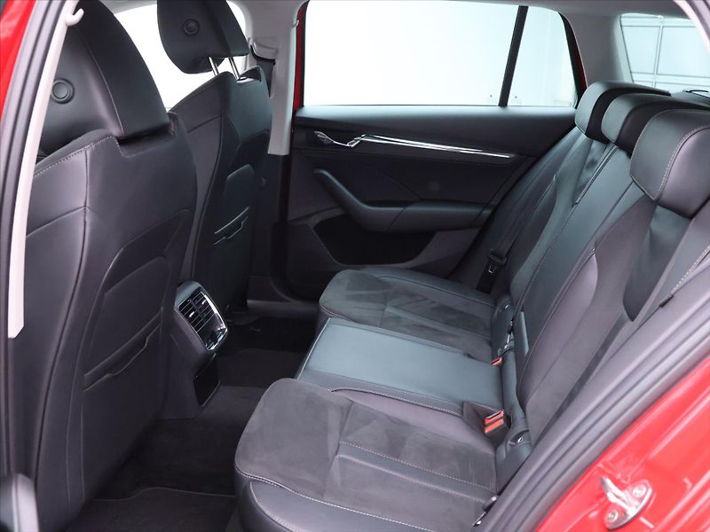 Škoda Octavia Scout 2,0 TDI 147kW 4x4 Tažné - fotka 12 z 32