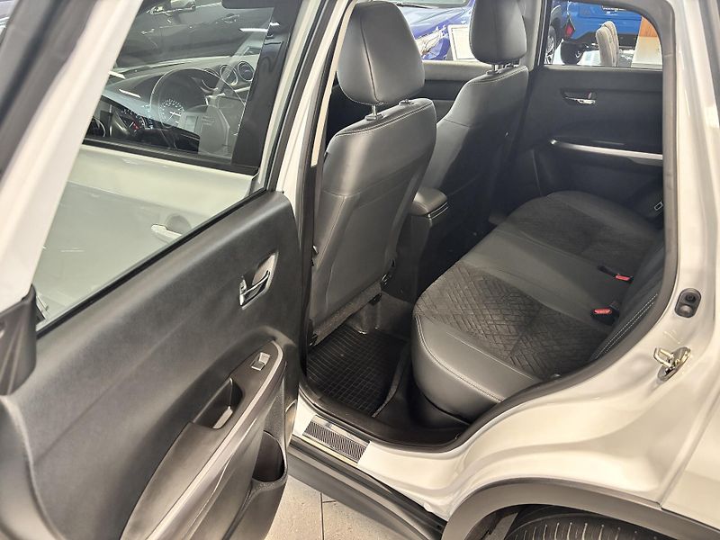 Suzuki Vitara 1.4 Elegance Panorama 4x4 6AT - fotka 14 z 48