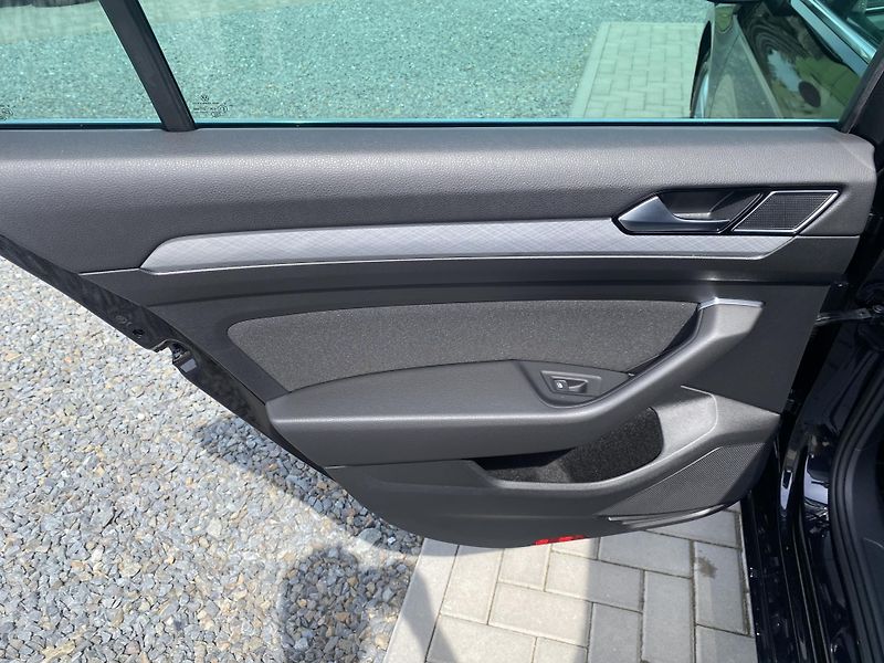 Volkswagen Passat 2.0TSI140kW-1xMAJ.-LED-DSG-ACC - fotka 34 z 49