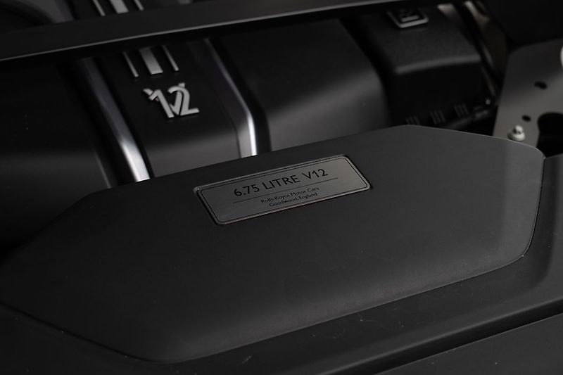 Rolls-Royce Cullinan Black Badge/Bespoke/Starling r - fotka 32 z 38