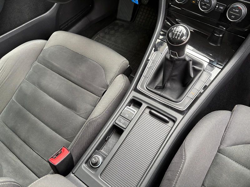 Volkswagen Golf Variant 1.4TGI 81 kW Highline ČR,1.MAJ - fotka 36 z 50
