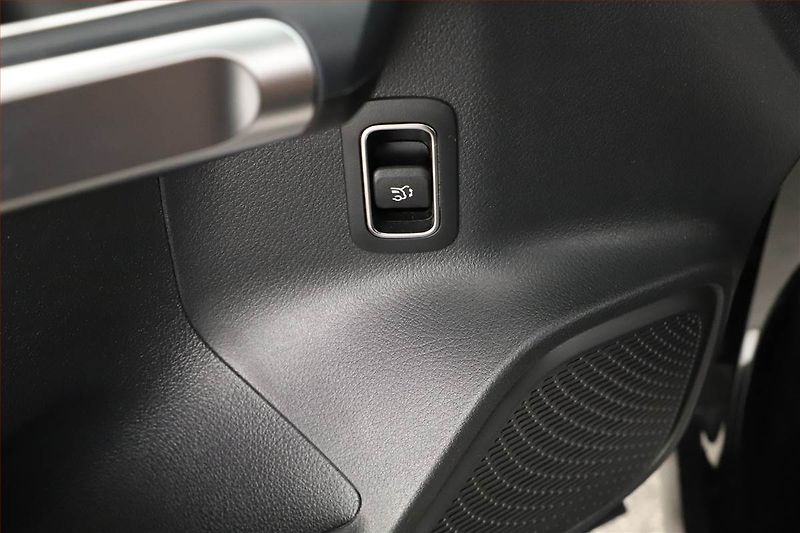 Mercedes-Benz GLB (2025) 200 d 4MATIC, AMG LINE - fotka 25 z 30