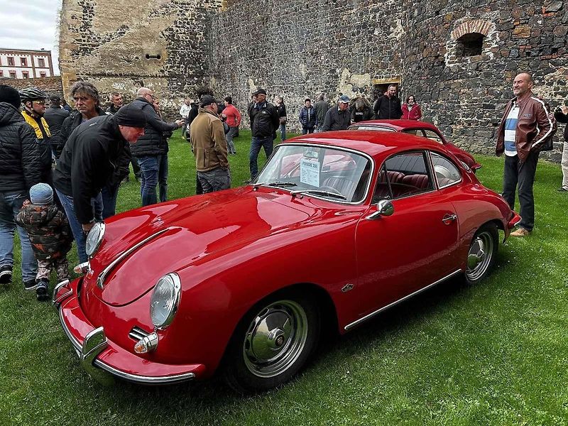 Sraz vozů Porsche ve Švihově na hradě.