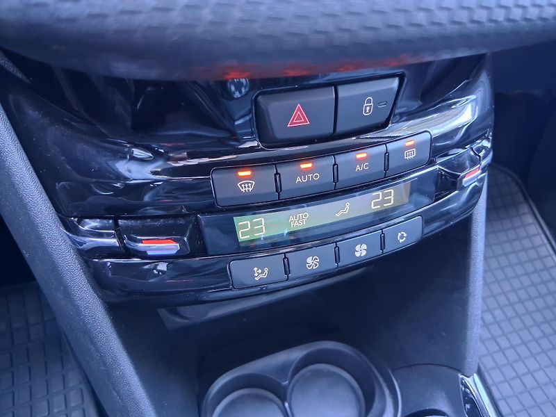 Peugeot 2008 ALLURE 1.2 PureTech 81 kW   - fotka 13 z 26
