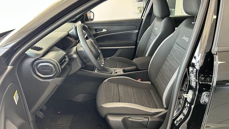 Jeep Avenger 1.2i 100k Longitude  MT6 - fotka 10 z 12
