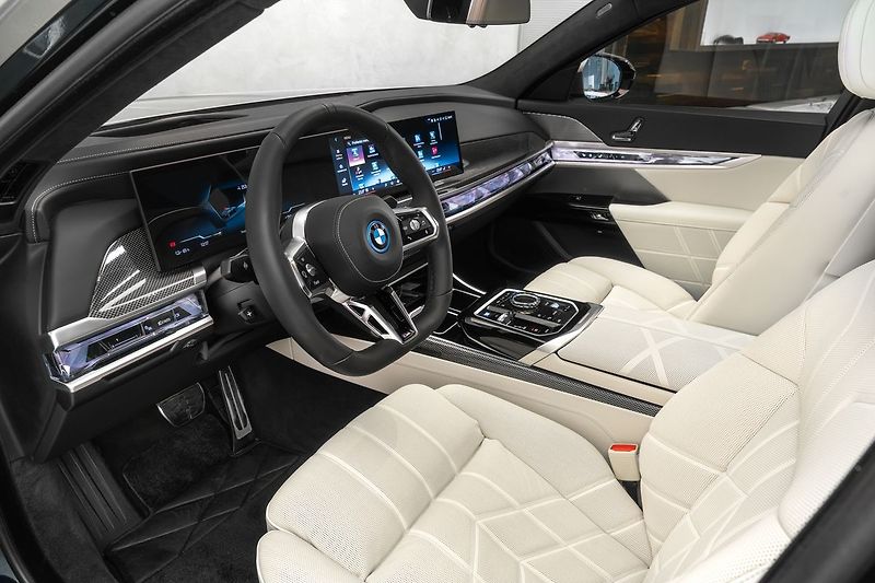 BMW Ostatní 60 M-Sport Individual Theatre - fotka 11 z 29
