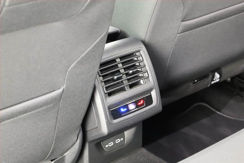 Volkswagen Golf (2023) Life 1.5 eTSI - fotka 13 z 15