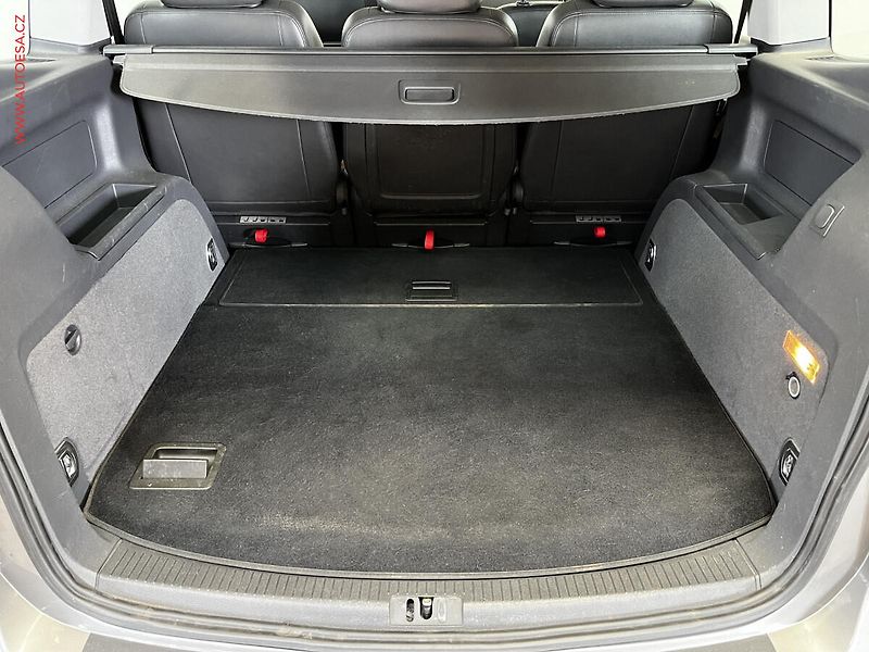 Volkswagen Touran (2011) 1.4 TSi, Highline, DSG, kůže - fotka 7 z 17