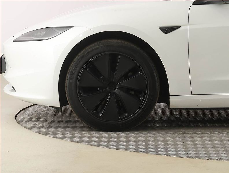 Tesla Model 3 (2023) Standard Range 60kWh, SoH 98% - fotka 14 z 32