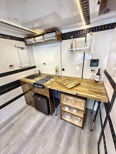 Americký karavan má variabilní interiér a využívá solární energii.