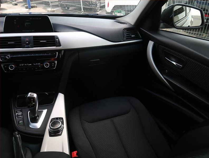 BMW Řada 3 (2018) 318 d, Automat, Serv.kniha - fotka 8 z 23