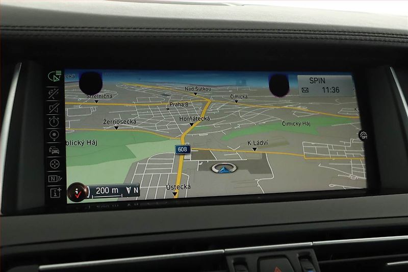 BMW Řada 5 (2015) Individual 530d xDrive, 4X4 - fotka 10 z 21