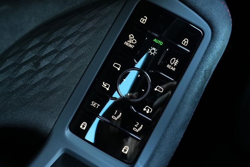 Audi A6 Avant 220 kW, ČR, S-Line, Tažné - fotka 25 z 37