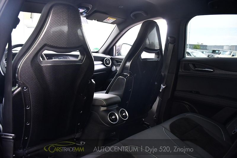 Alfa Romeo Stelvio 2.9V6 Bi-T SPARCO+AKRAPOVIČ - fotka 17 z 54