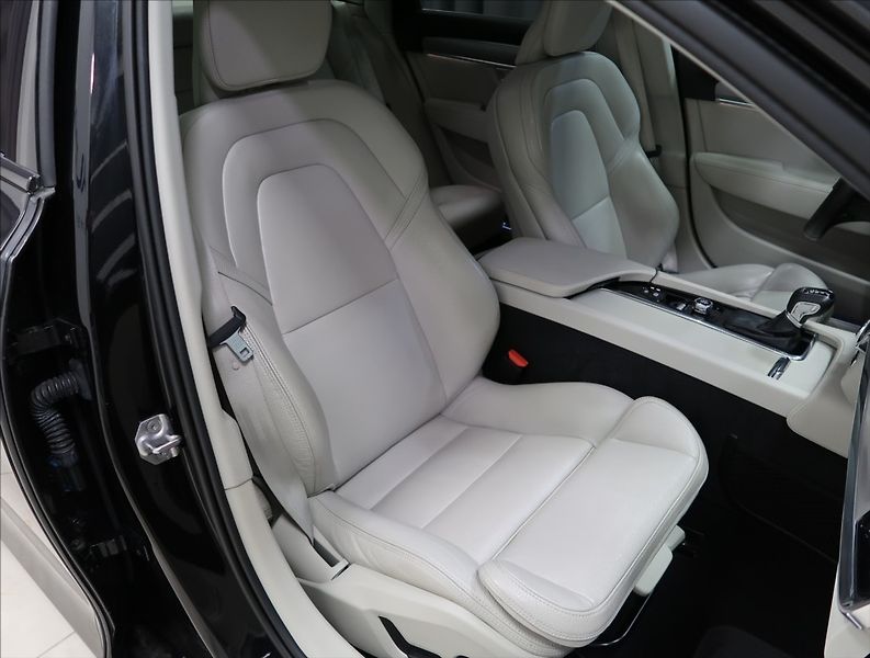 Volvo S90 2,0 D5 AWD INSCRIPTION - fotka 50 z 54