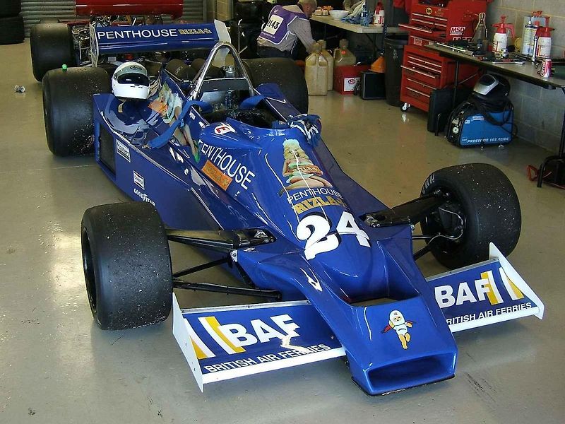 Vpředu Emerson Fittipaldi s vozem Fittipaldi FD04 a za ním Rupert Keegan s vozem Hesketh 308E při GP Monaka 1977.