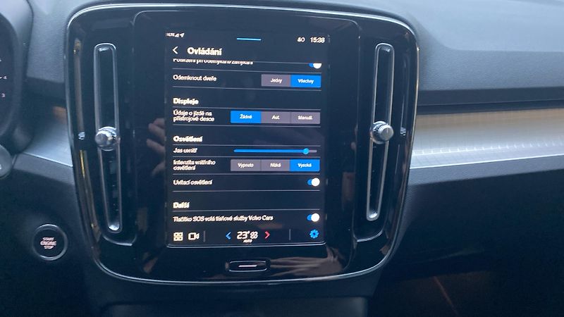 Volvo XC40 CORE, B3 FWD, 120+10 kW / 163+ - fotka 22 z 29