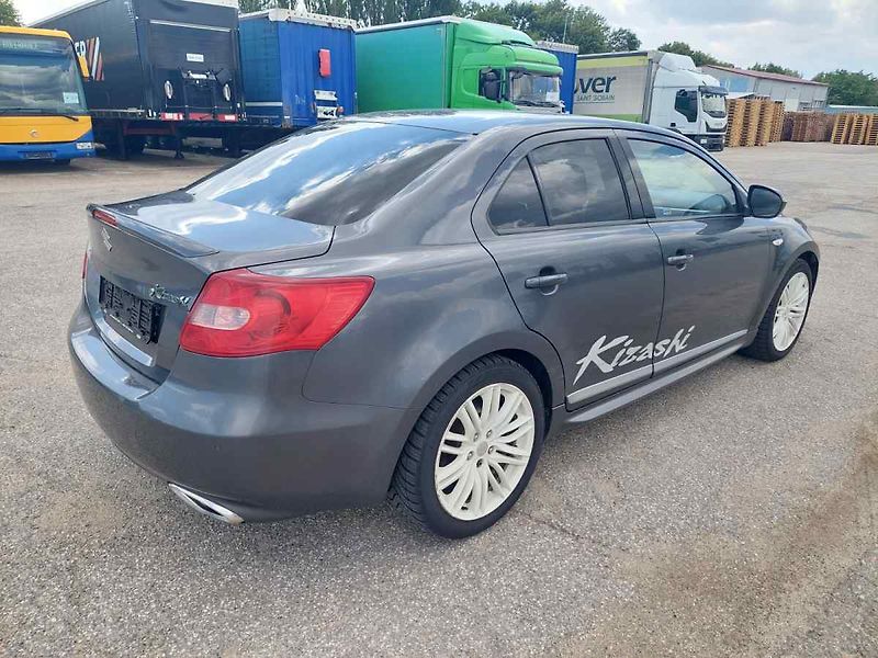 Suzuki Kizashi 2.4 4WD - fotka 4 z 59